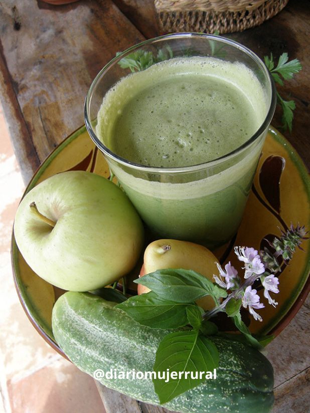 Jugo verde de pepino y pera